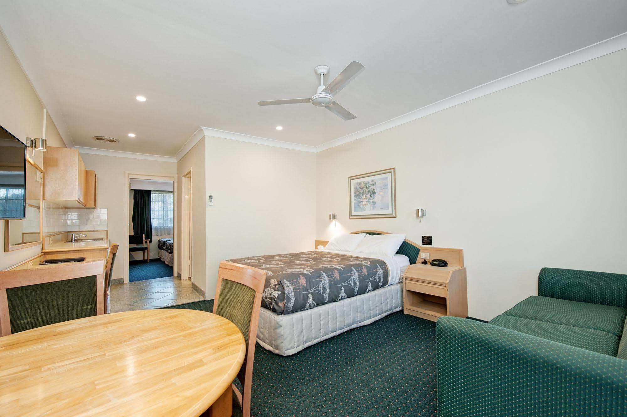 Colonial Terrace Motor Inn Raymond Terrace Εξωτερικό φωτογραφία